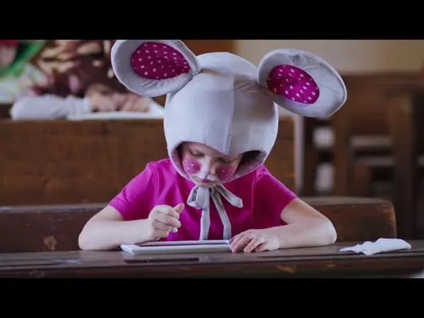 Dítě se učí abecedu hravou formou