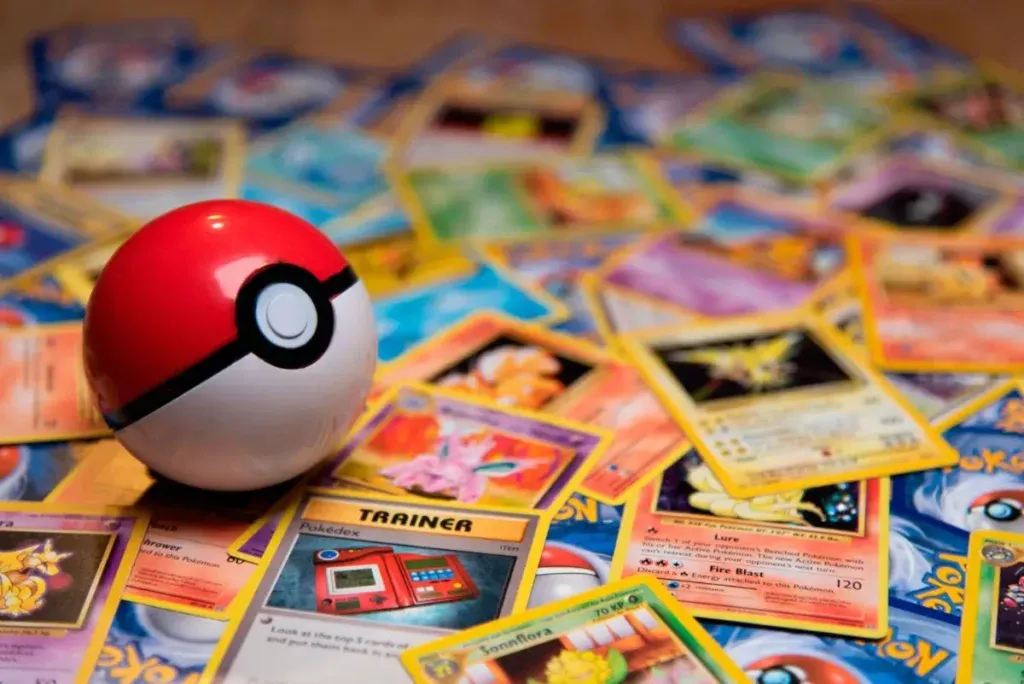 Pokeball - míč na chytání pokémonů a kartičky pokémonů